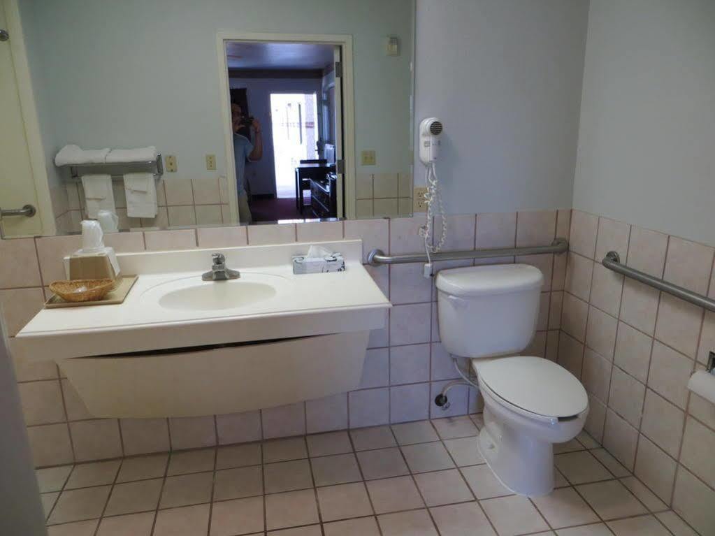 Executive Inn & Suites West Columbia Buitenkant foto
